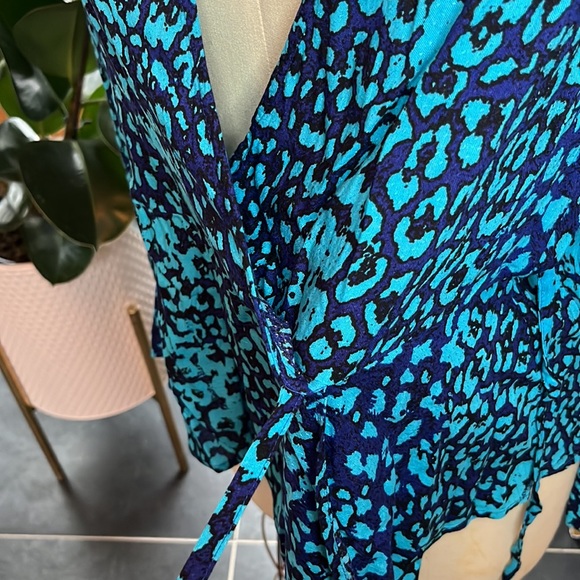 Vero Modo crisscross top in beautiful blues. NWT - Picture 6 of 7